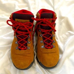 NWOT Columbia  WATERPROOF ladies leather hiking boots